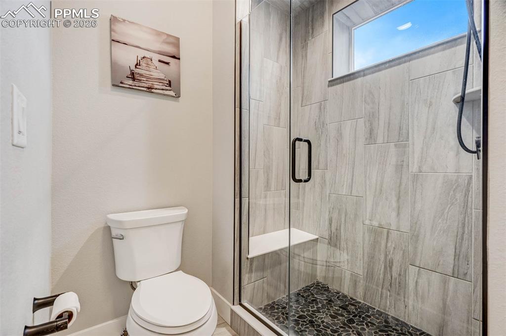 Image 22 of 36: Bathroom