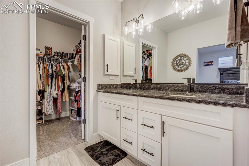 Image 24 of 36: Bathroom