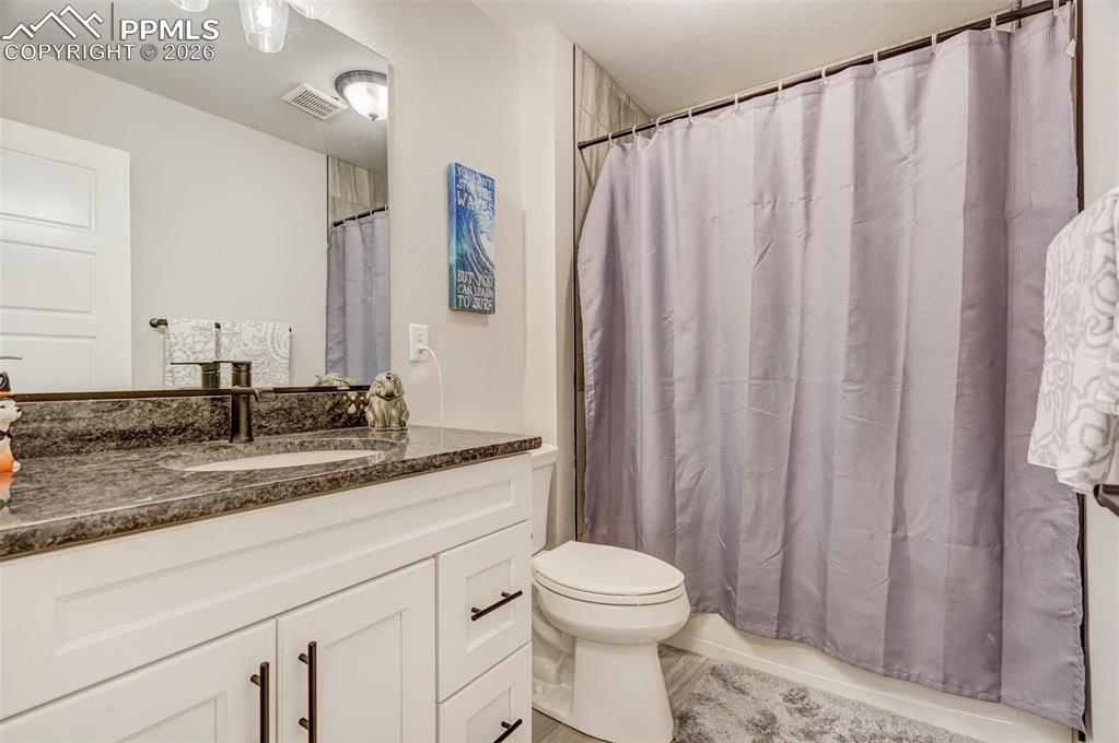 Image 31 of 36: Bathroom