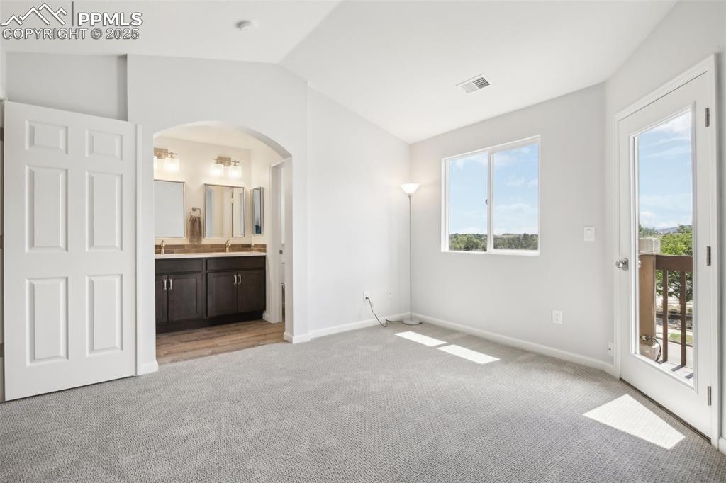 Image 14 of 24: Bedroom