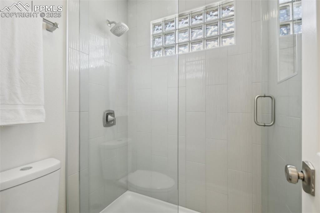 Image 16 of 24: Bathroom