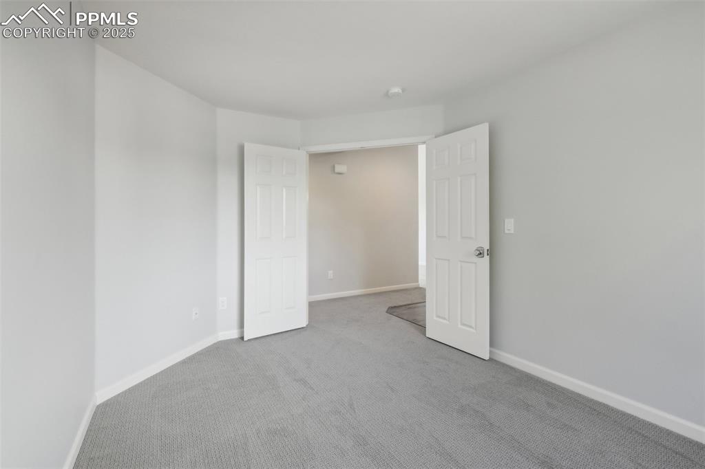 Image 18 of 24: Bedroom