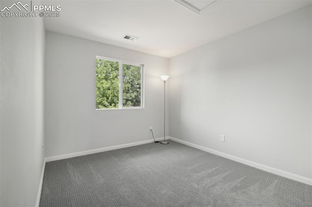 Image 19 of 24: Bedroom