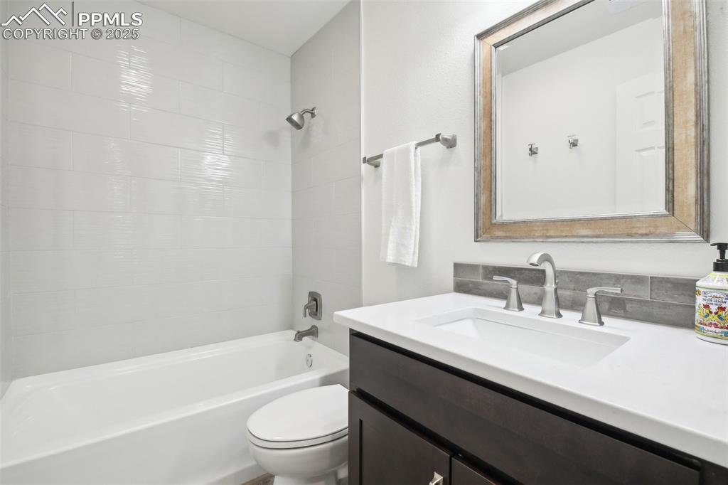 Image 21 of 24: Bathroom