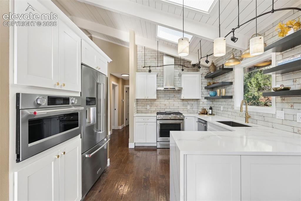 Image 19 of 50: Kitchen