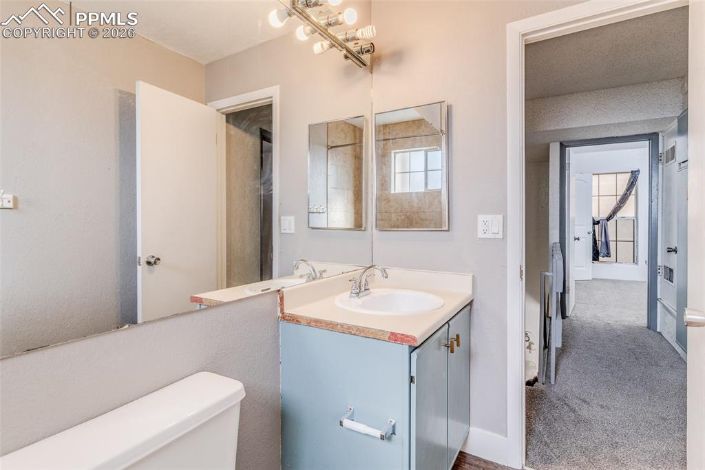 Image 16 of 24: Bathroom