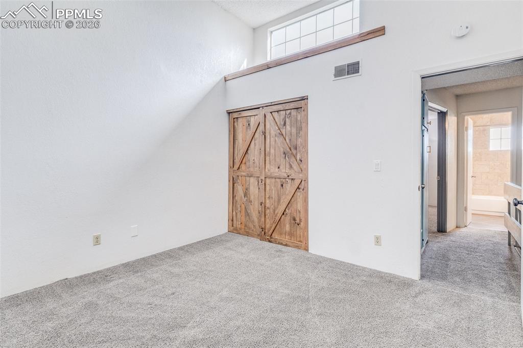 Image 20 of 24: Bedroom