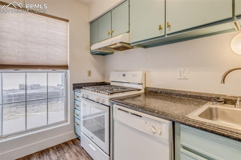 Image 6 of 24: Kitchen