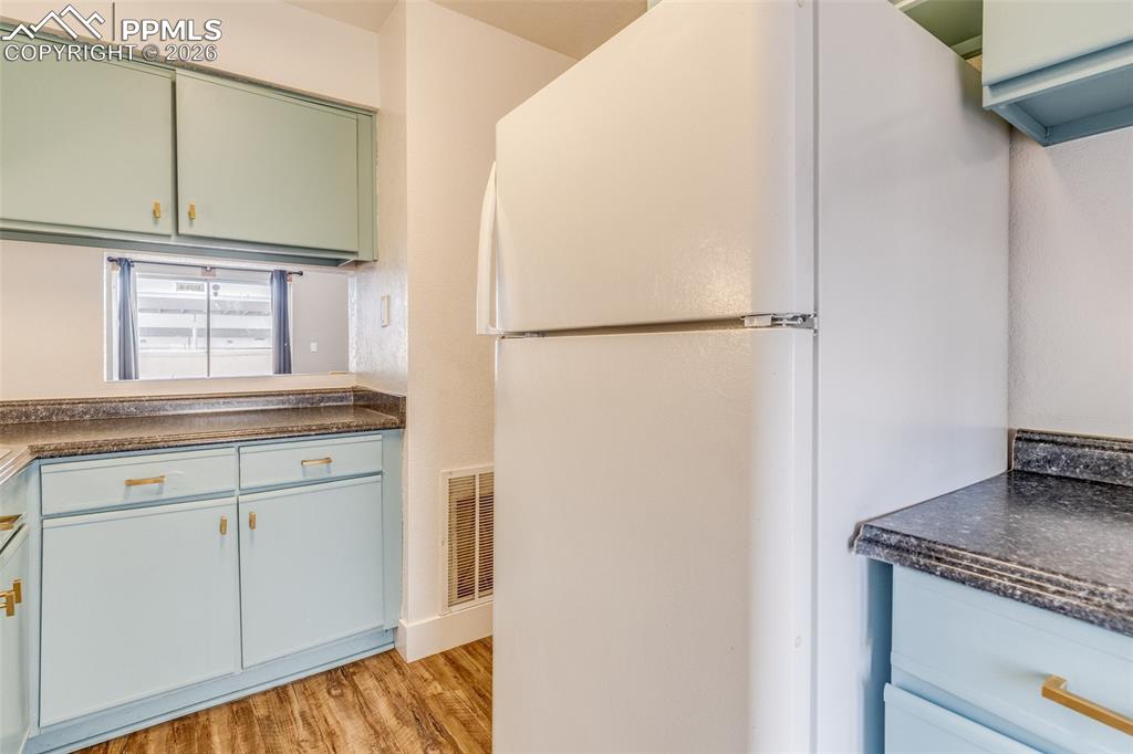 Image 8 of 24: Kitchen