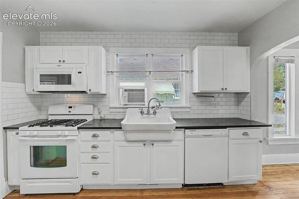 Image 3 of 20: White maple cabinets, quartz countertop, Douglas Fir solid wood floor, wash