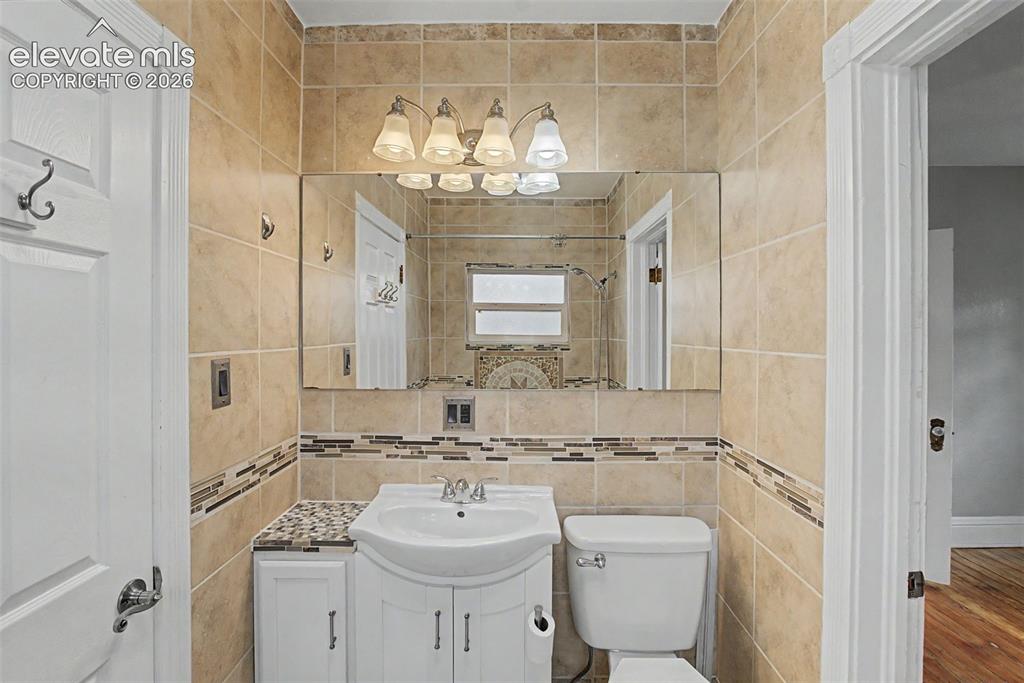 Image 5 of 20: Floor to ceiling tile in the bathroom