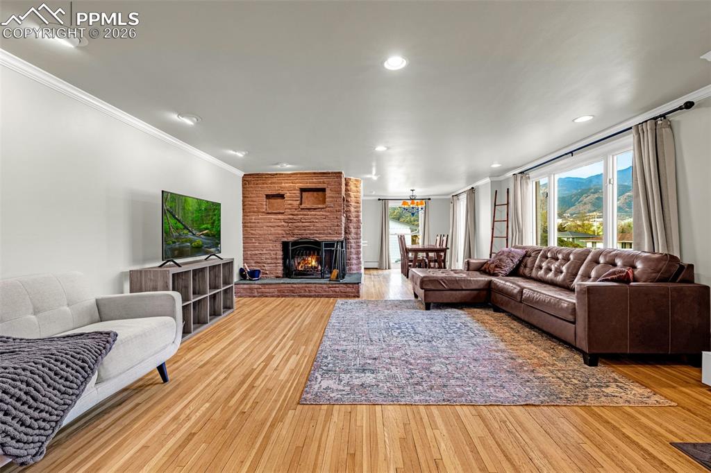 Image 19 of 43: Living Room