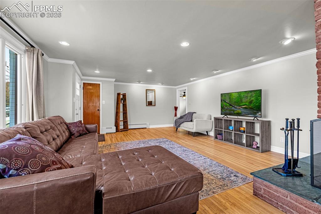 Image 21 of 43: Living Room