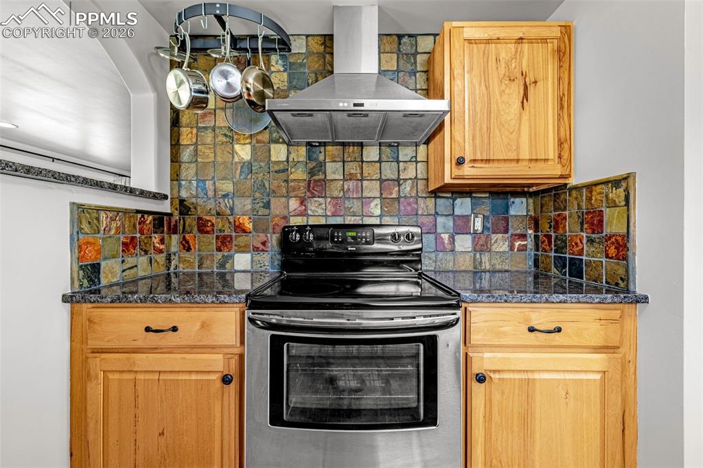 Image 24 of 43: Kitchen