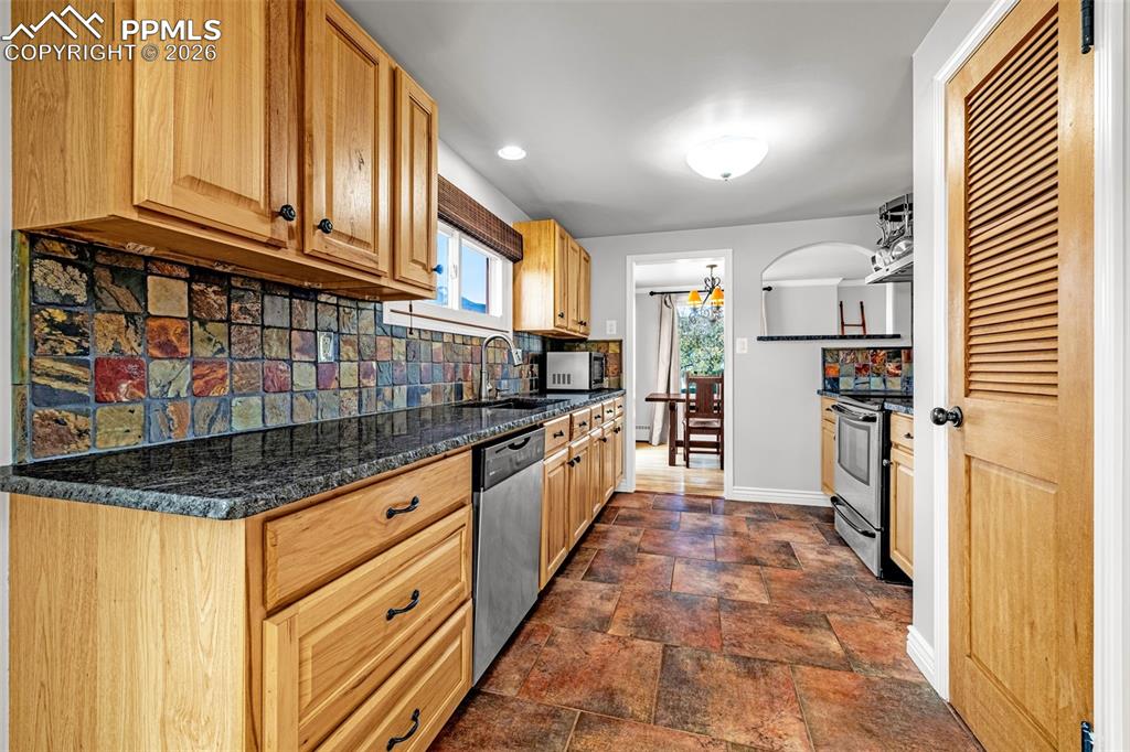 Image 25 of 43: Kitchen