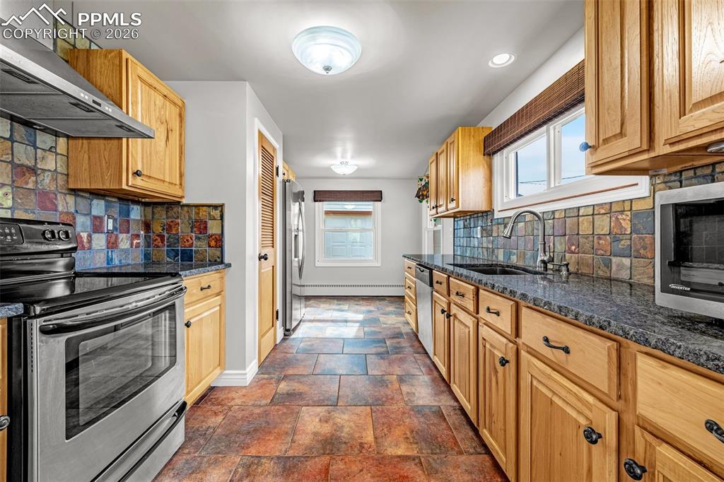 Image 26 of 43: Kitchen