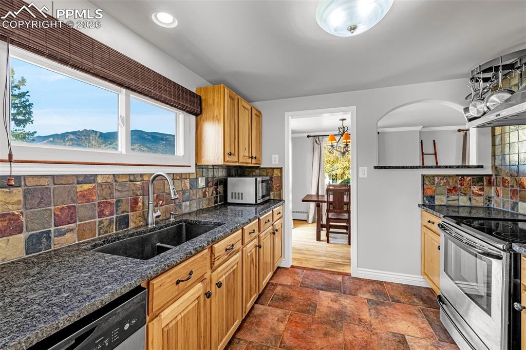 Image 27 of 43: Kitchen