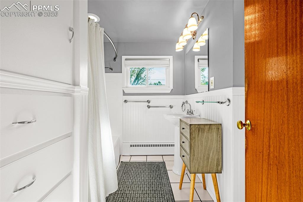 Image 32 of 43: Bathroom