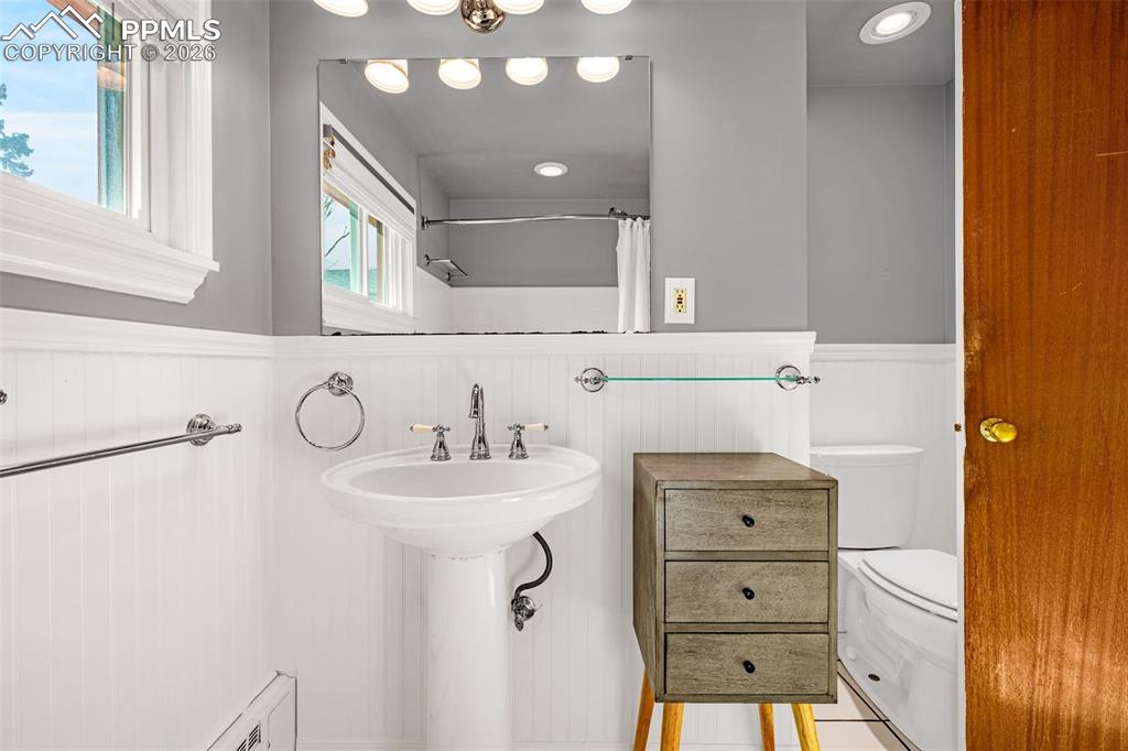 Image 33 of 43: Bathroom