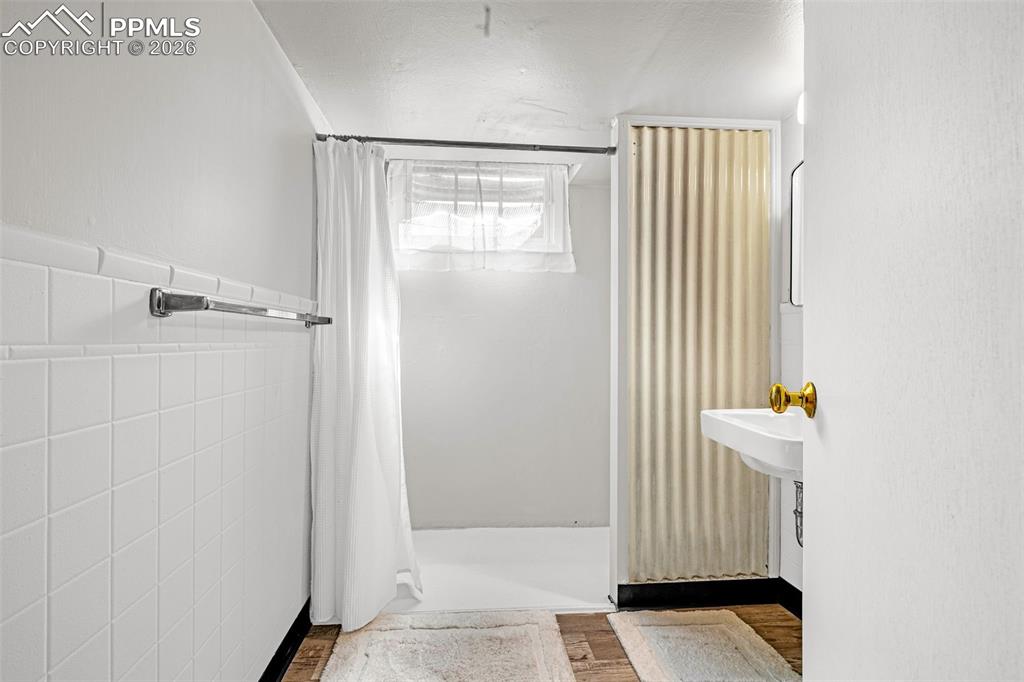 Image 42 of 43: Bathroom