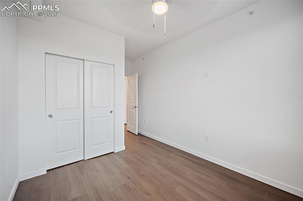 Image 17 of 18: Bedroom