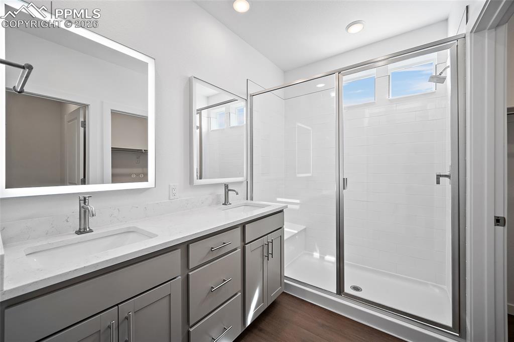 Image 19 of 28: Bathroom