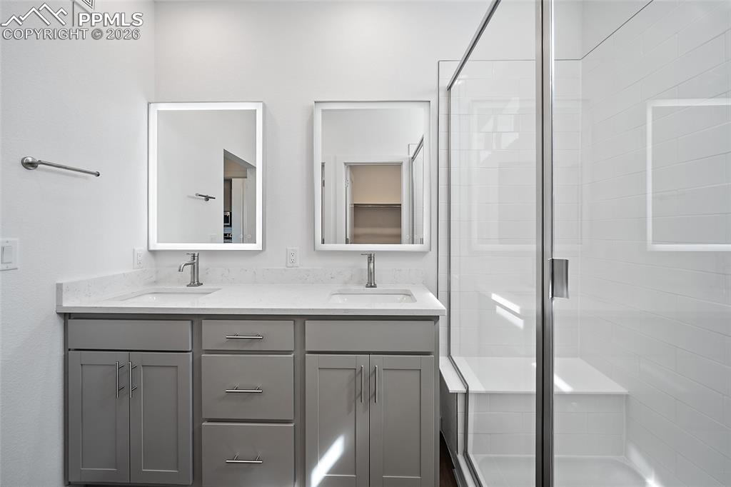 Image 22 of 28: Bathroom