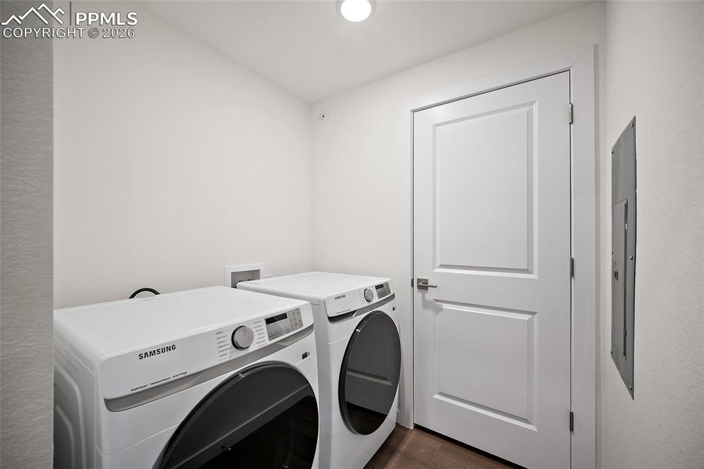 Image 7 of 18: Laundry