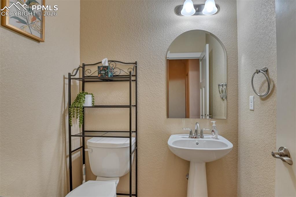 Image 14 of 32: Bathroom