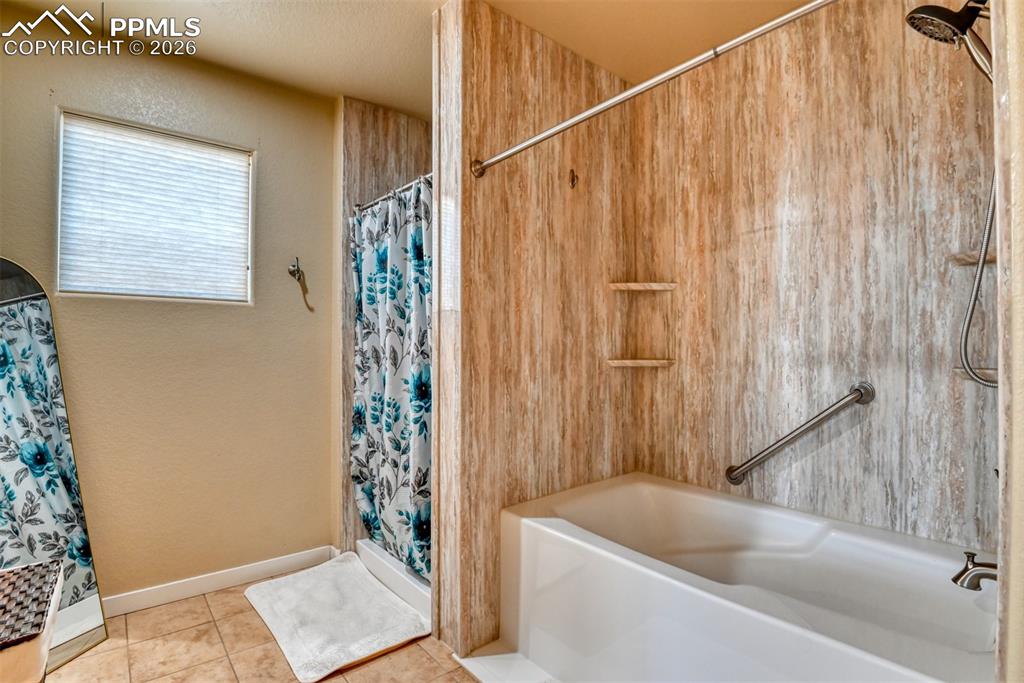 Image 18 of 32: Bathroom