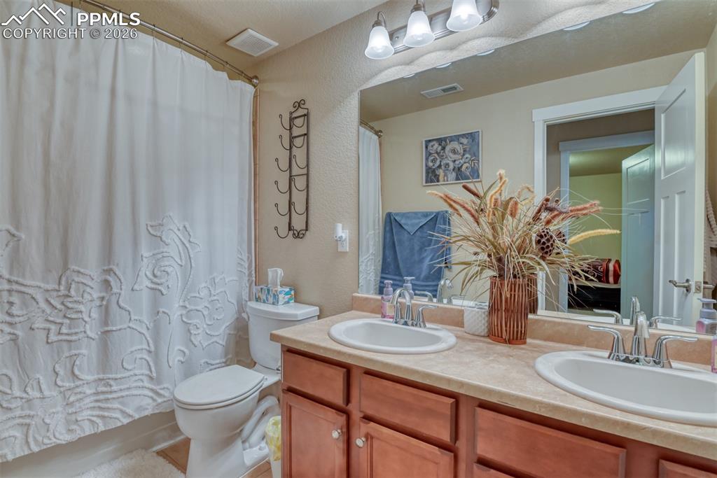 Image 30 of 32: Bathroom