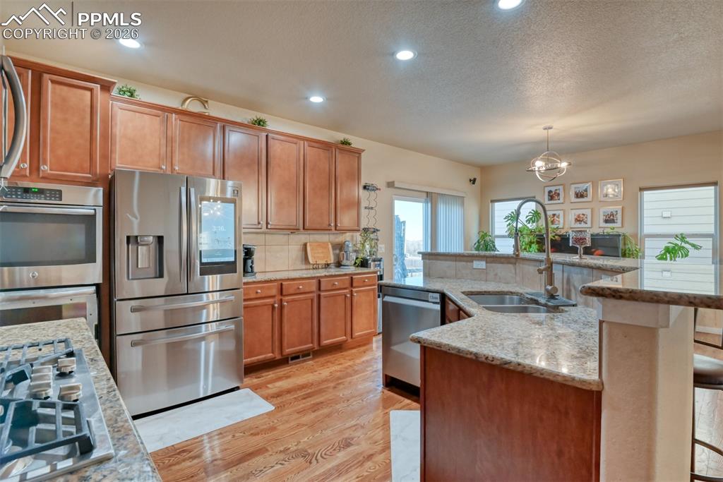 Image 5 of 32: Kitchen