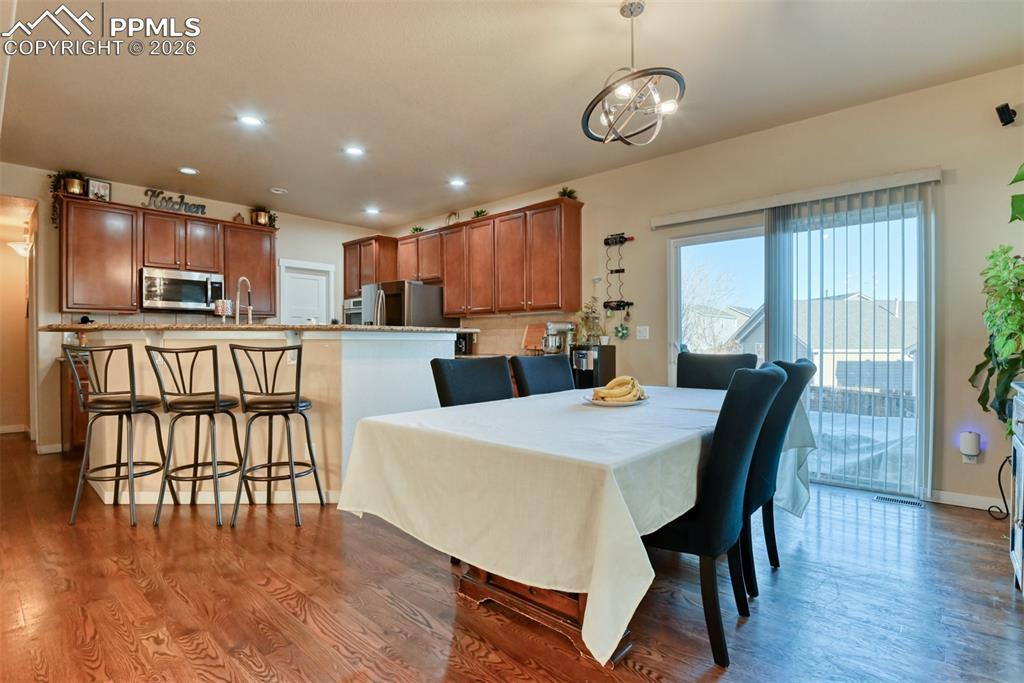 Image 7 of 32: Dining Area