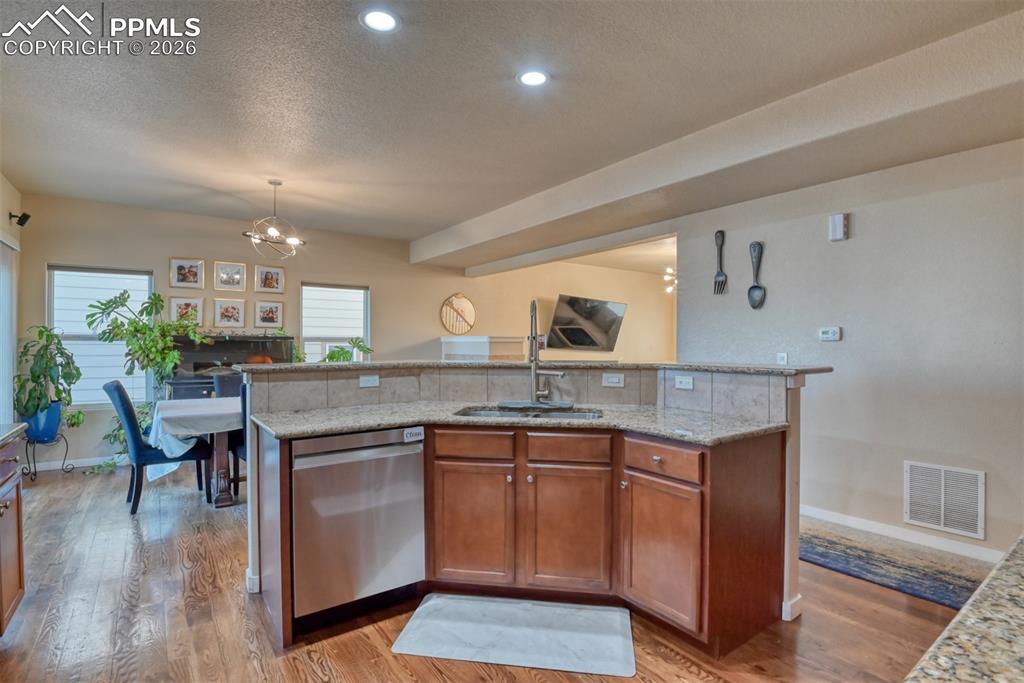 Image 8 of 32: Kitchen