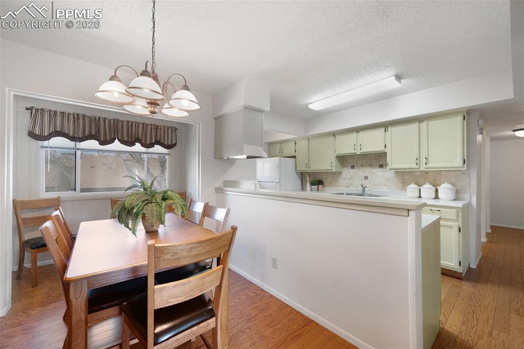 Image 12 of 45: Dining Area