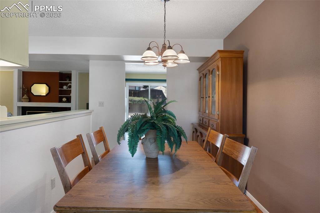 Image 13 of 45: Dining Area