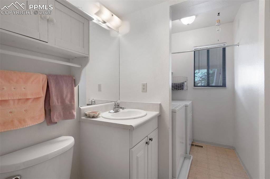 Image 16 of 45: Bathroom