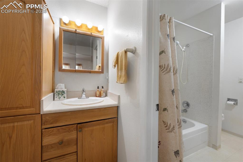 Image 21 of 45: Bathroom