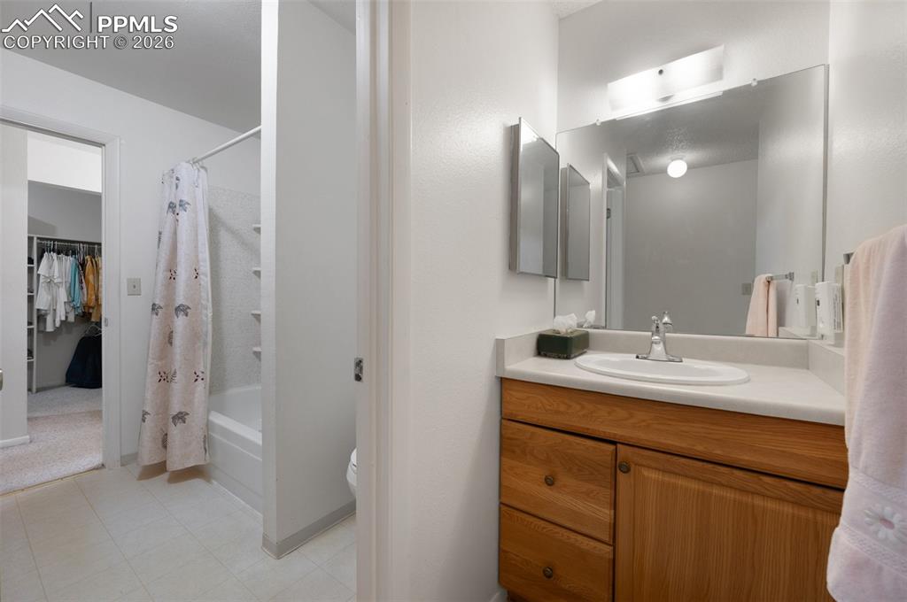 Image 22 of 45: Bathroom