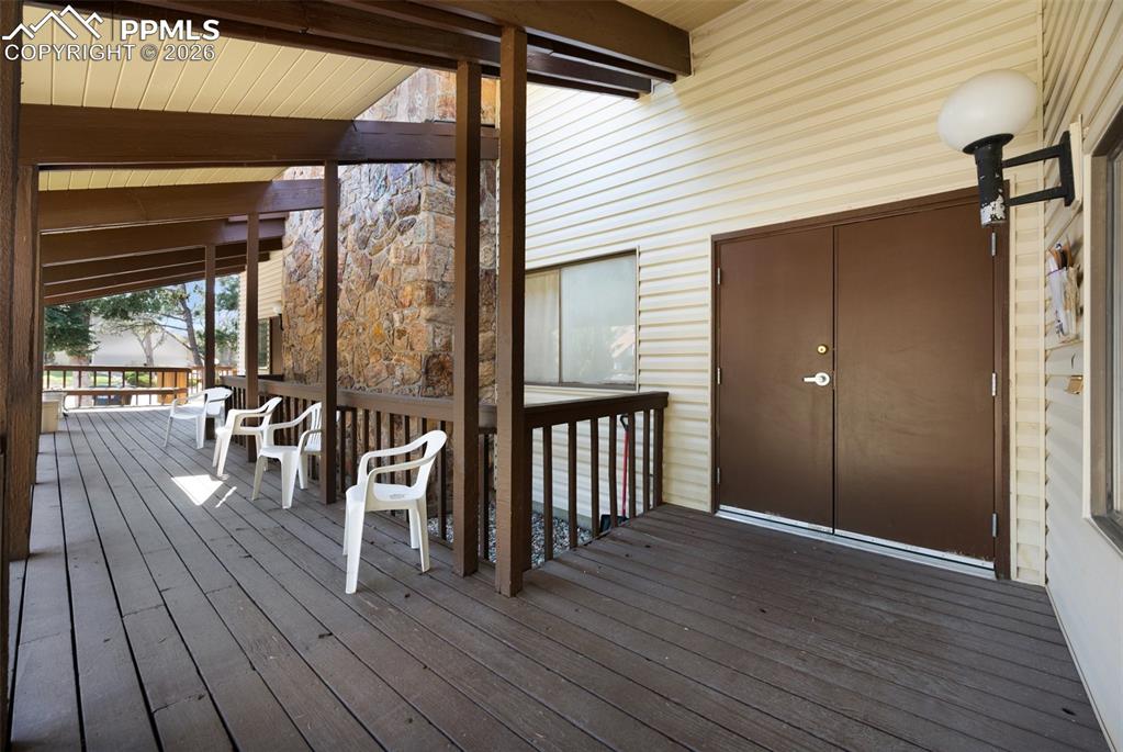 Image 33 of 45: Deck