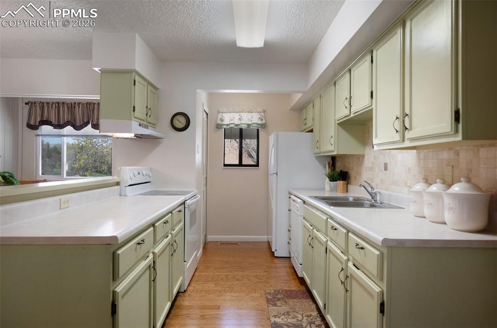 Image 9 of 45: Kitchen