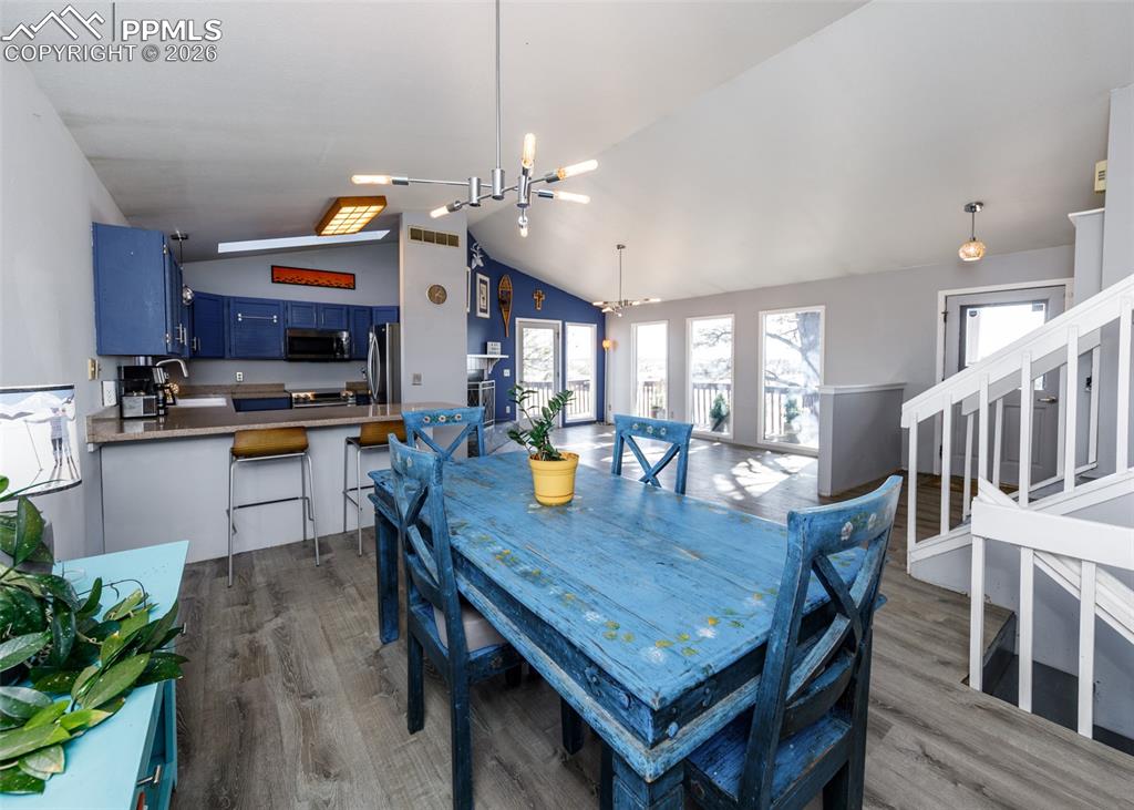 Image 11 of 49: Dining Area