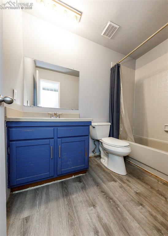 Image 18 of 49: Bathroom