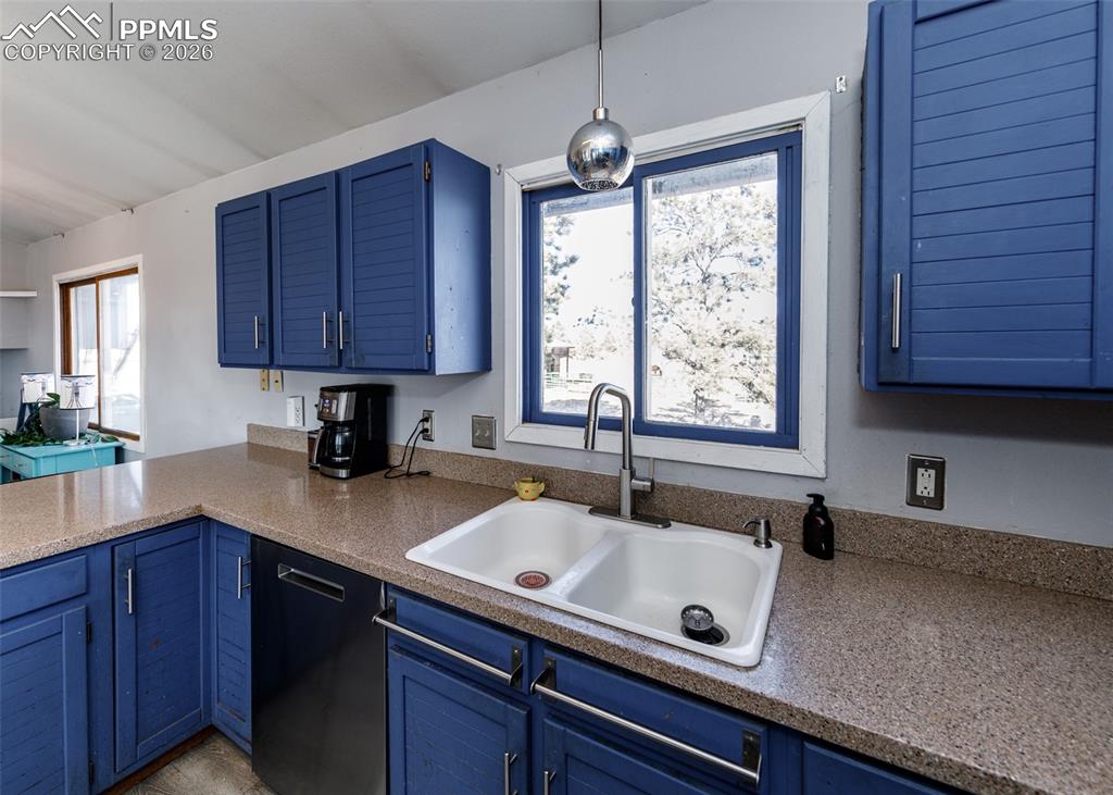 Image 9 of 49: Kitchen