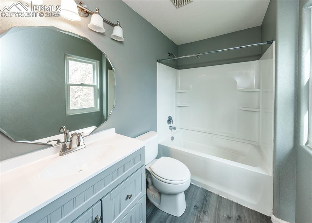 Image 29 of 46: Bathroom