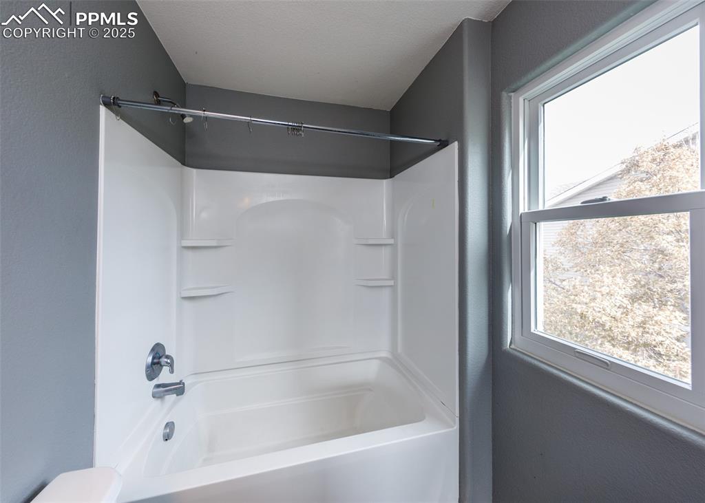 Image 31 of 46: Bathroom