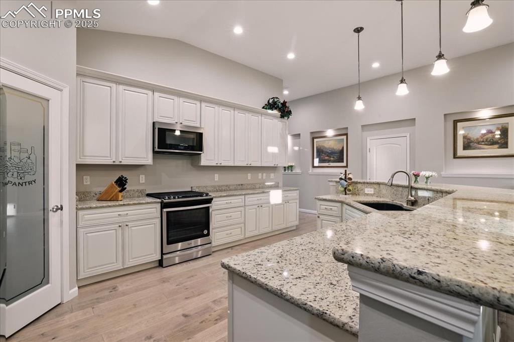 Image 7 of 46: Kitchen