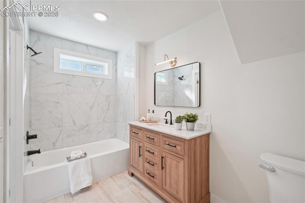 Image 15 of 36: Bathroom