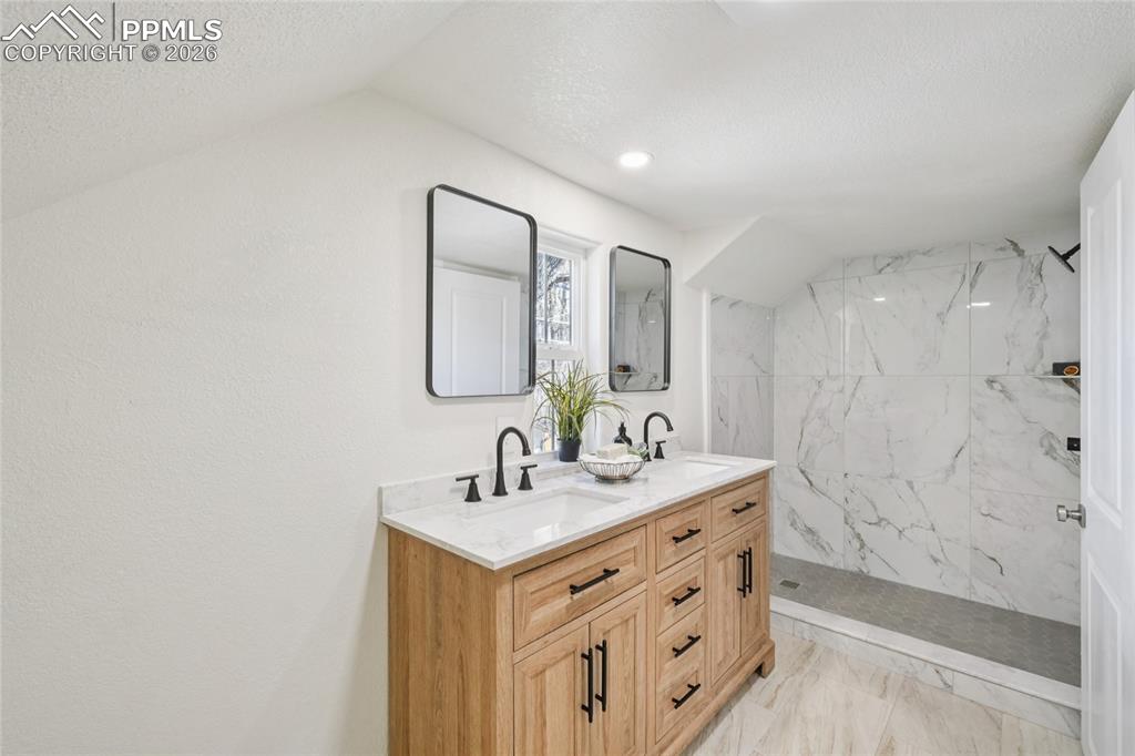 Image 16 of 36: Bathroom