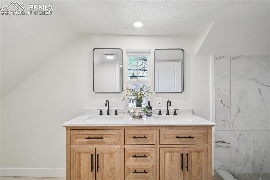 Image 17 of 36: Bathroom